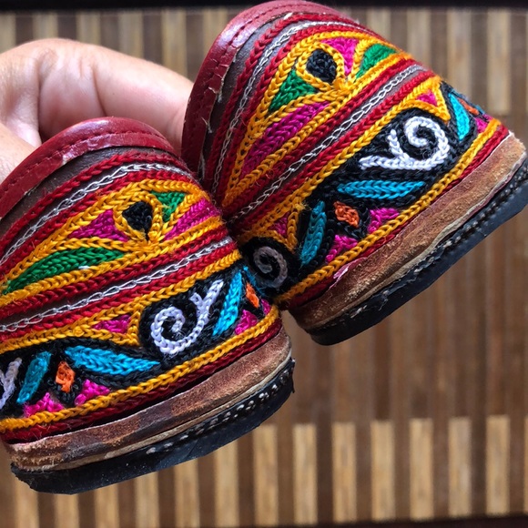 Handmade ethnic embroidered flats - Picture 4 of 4
